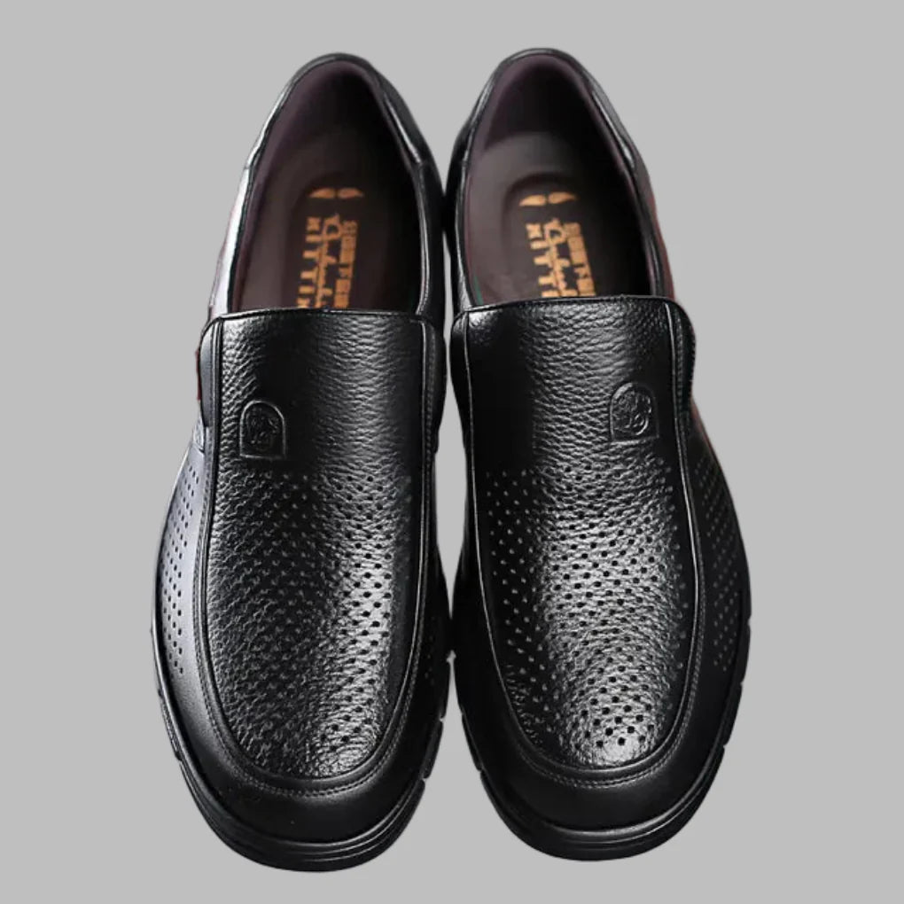 Handgemaakte comfortabele zwarte leren instapschoenen voor heren, perfect voor dagelijkse casual luxe.