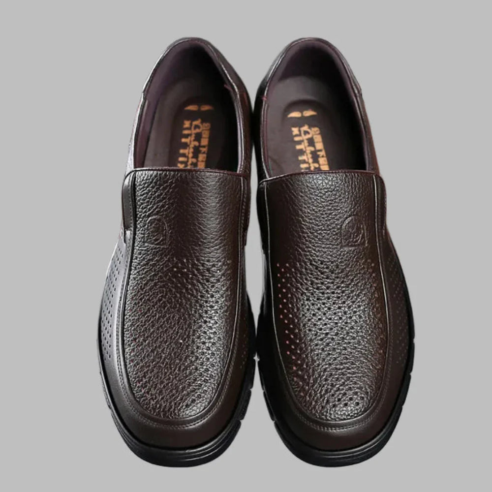 Bruine leren loafers voor mannen, waterdicht en antislip, ideaal voor zowel zakelijk als casual gebruik.