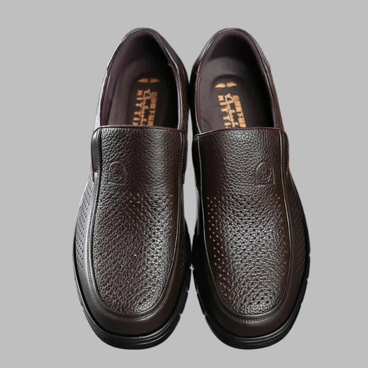 Bruine leren loafers voor mannen, waterdicht en antislip, ideaal voor zowel zakelijk als casual gebruik.