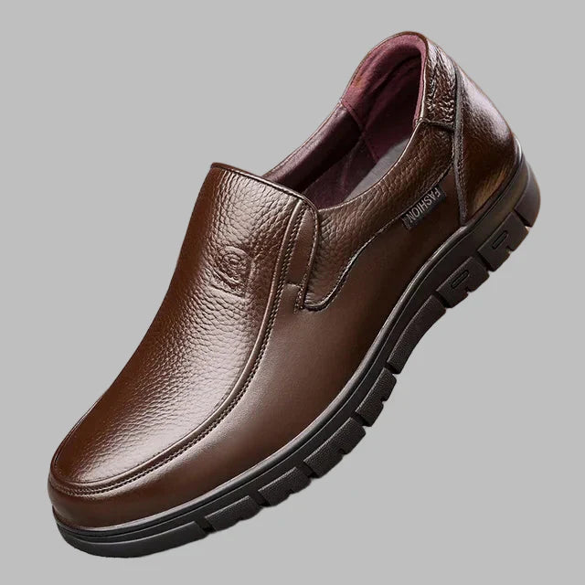 Luxe instapschoenen van zwart leer, handgemaakt met antislipzool, comfortabel voor de moderne man.