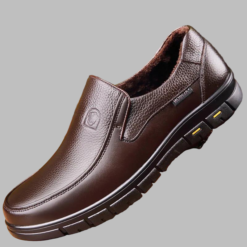 Elegante bruine leren instappers, duurzaam en handgemaakt, bieden ultiem comfort voor elke gelegenheid.