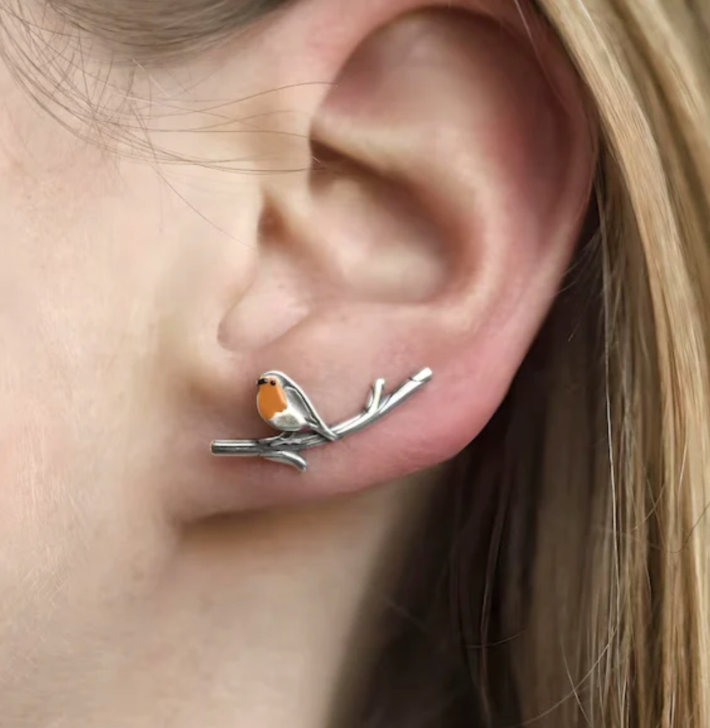 Stijlvolle handgemaakte dames oorbellen, van glas-in-lood met een gedetailleerde lente vogel.