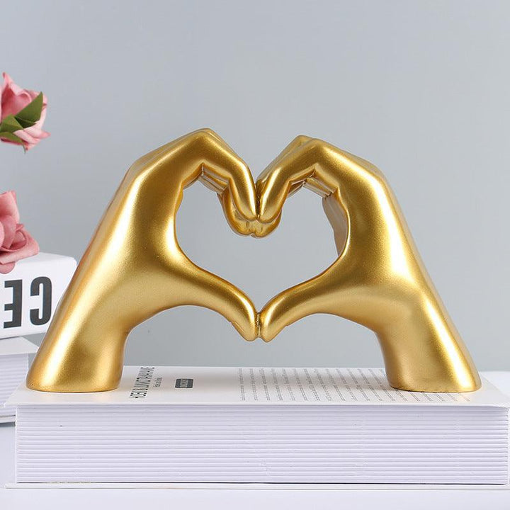 Hartvormig decoratief object op plank, symboliseert liefde. Duurzame, handgemaakte woondecoratie.