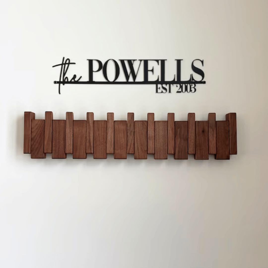 Handgemaakte houten kapstok in piano design met elegante, pianotoetsen uitstraling. Perfect voor stijlvolle jassenopslag.