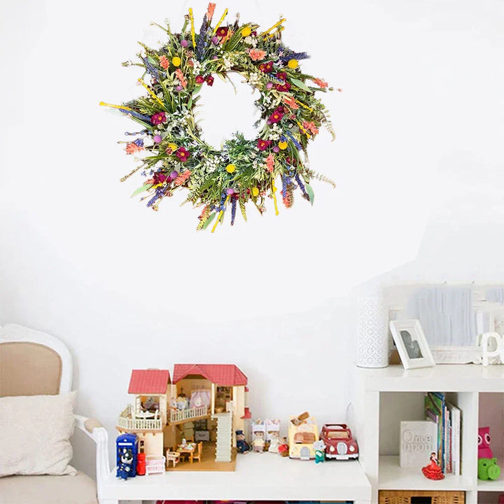 Sfeervolle, handgemaakte deurkrans van kunstbloemen. Perfecte woondecoratie die je entree jaarronde verfraait.