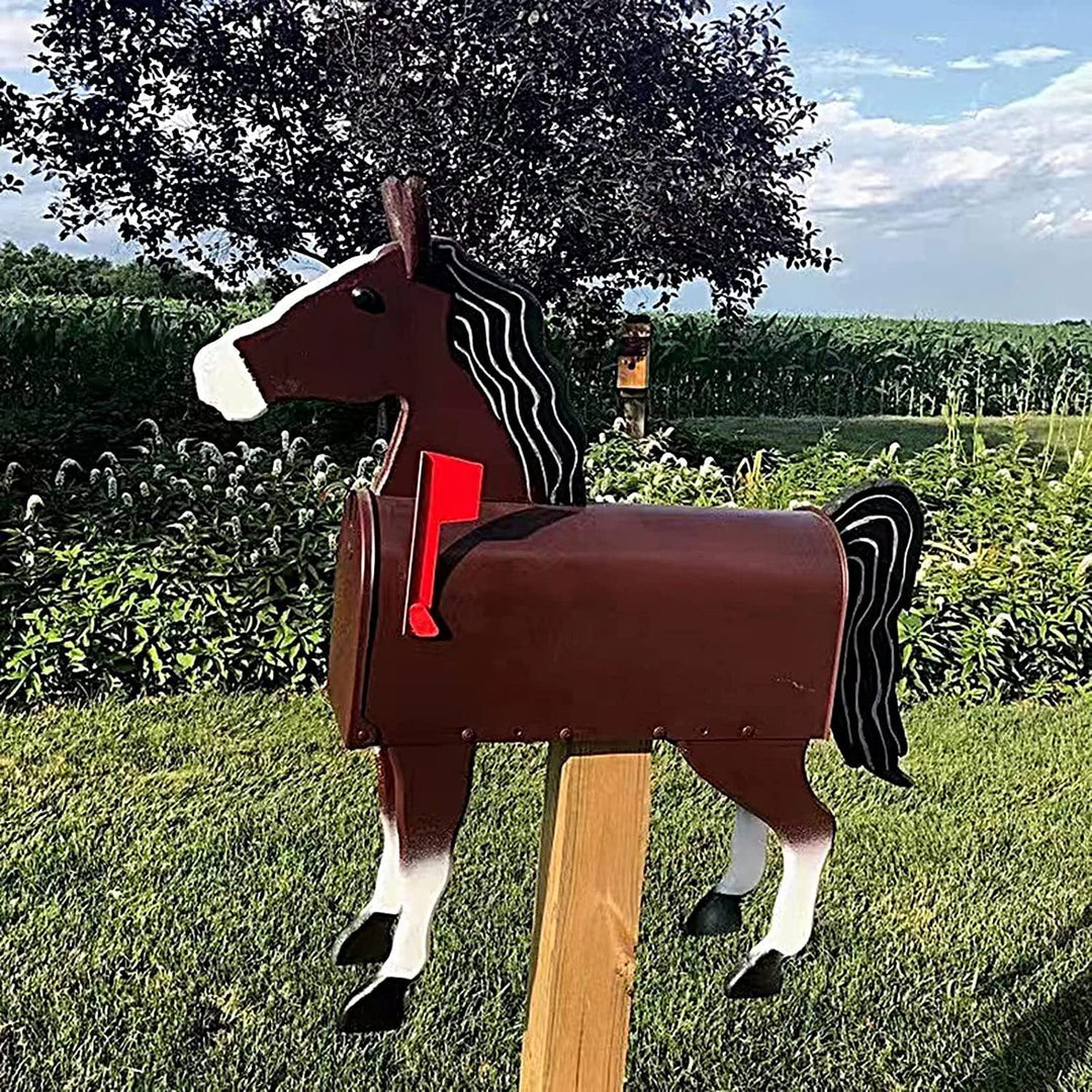 Handgemaakte metalen dieren brievenbus sculptuur voor unieke tuindecoratie. Perfect voor een landelijke voortuin.