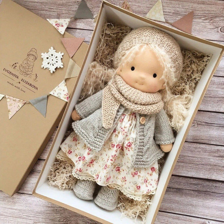 Lachend kind knuffelt zachte handgemaakte Waldorf speelpop, voor liefdevol fantasiespel.