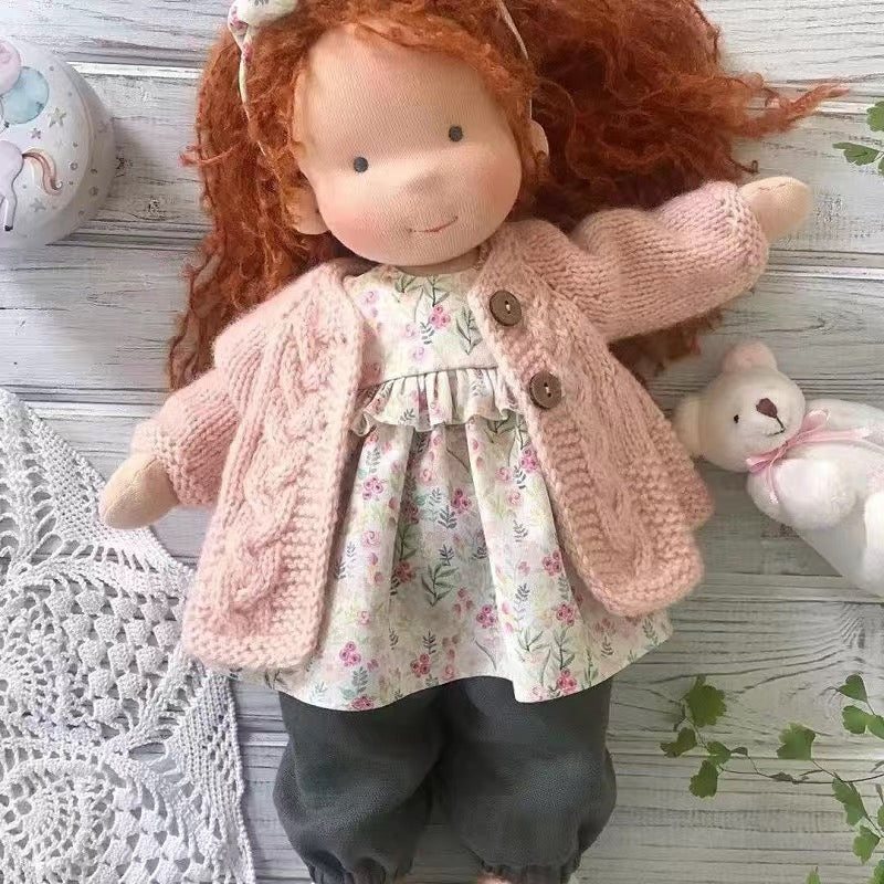 Duurzame handgemaakte Waldorf pop, ontworpen voor jarenlang fantasiespel en plezier.