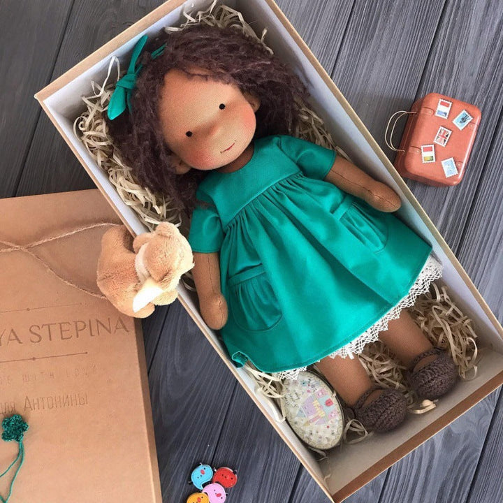 Handgemaakte Waldorf pop ondersteunt emotionele en sociale ontwikkeling door spel.
