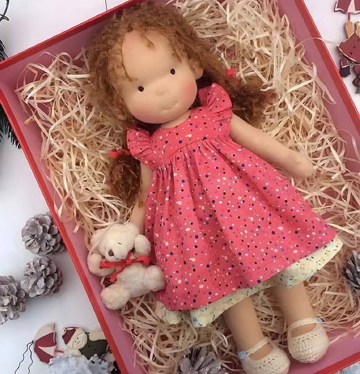 Zachte, handgemaakte Waldorf pop, ideaal voor knuffelen en fantasierijk kinderspel.