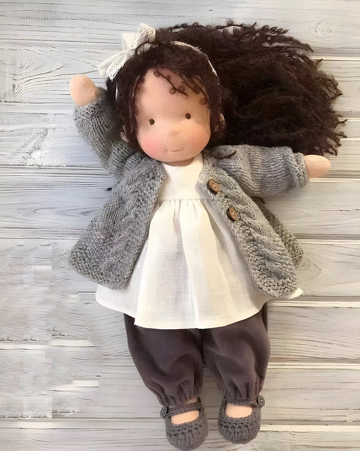 Waldorf speelpop met verwisselbare kleding, stimuleert creativiteit en rollenspel.