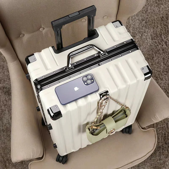 Robuuste reiskoffer: hardshell met aluminium frame, wielen en cijferslot, voor zorgeloze reizen.