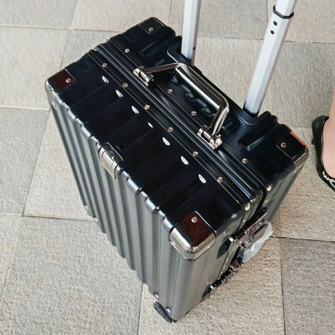 Veilige hardshell bagage met cijferslot en duurzaam aluminium frame, klaar voor elke reis.