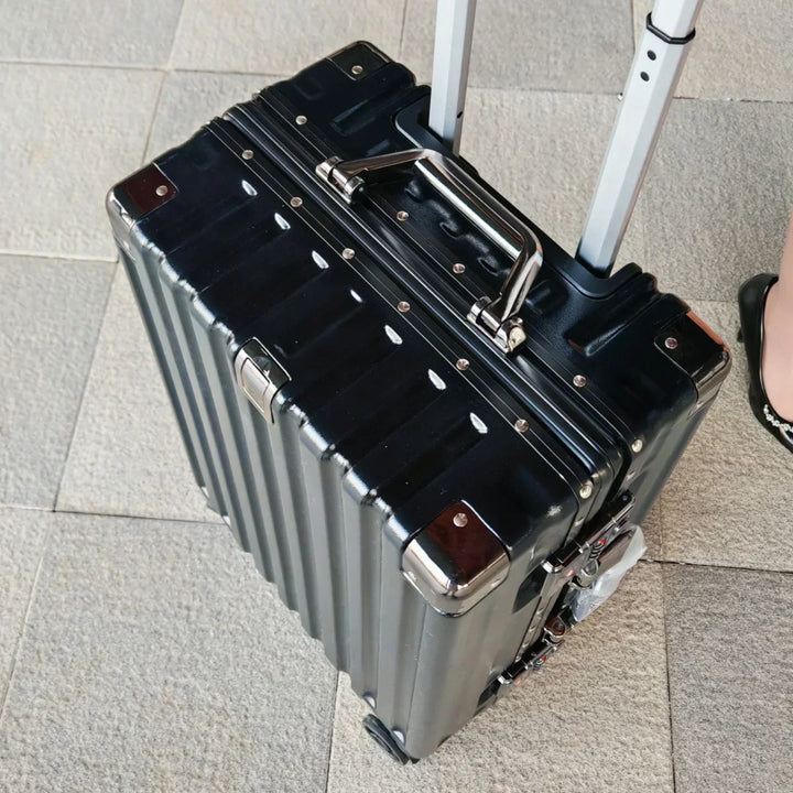 Veilige hardshell bagage met cijferslot en duurzaam aluminium frame, klaar voor elke reis.