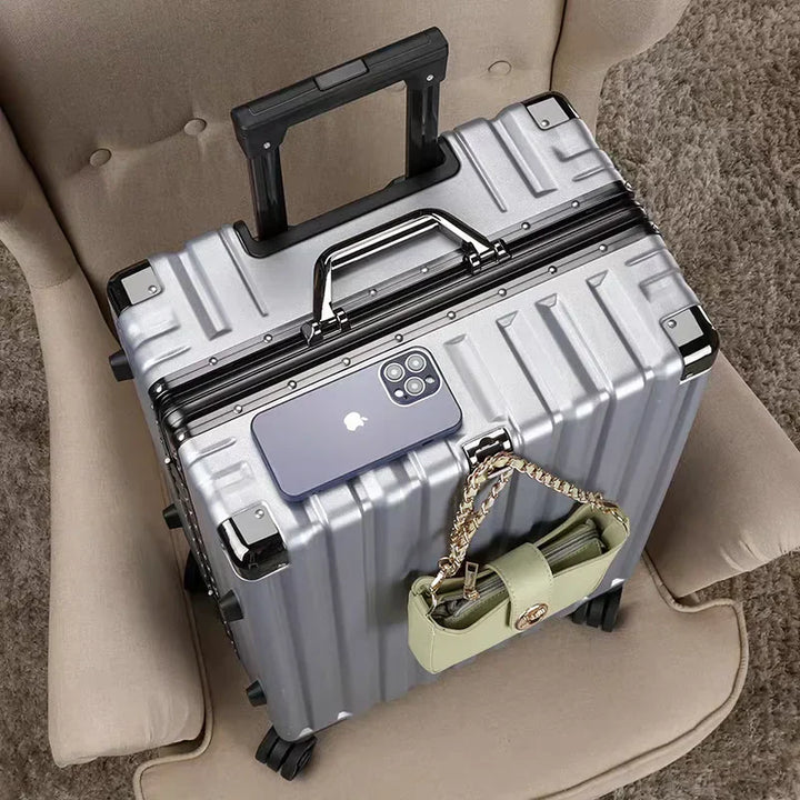 Grote hardshell koffer Vilnius met stevig aluminium frame en 4 wielen, voor al je reisbagage.
