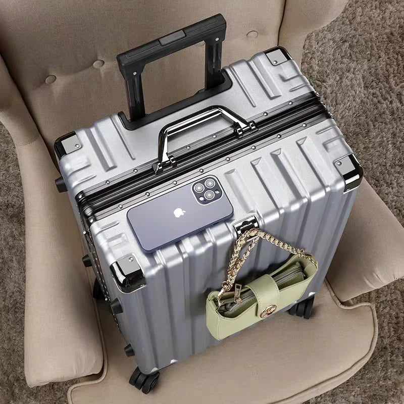 Open hardshell koffer Vilnius met aluminium frame, toont handige indeling voor georganiseerde ruimbagage.