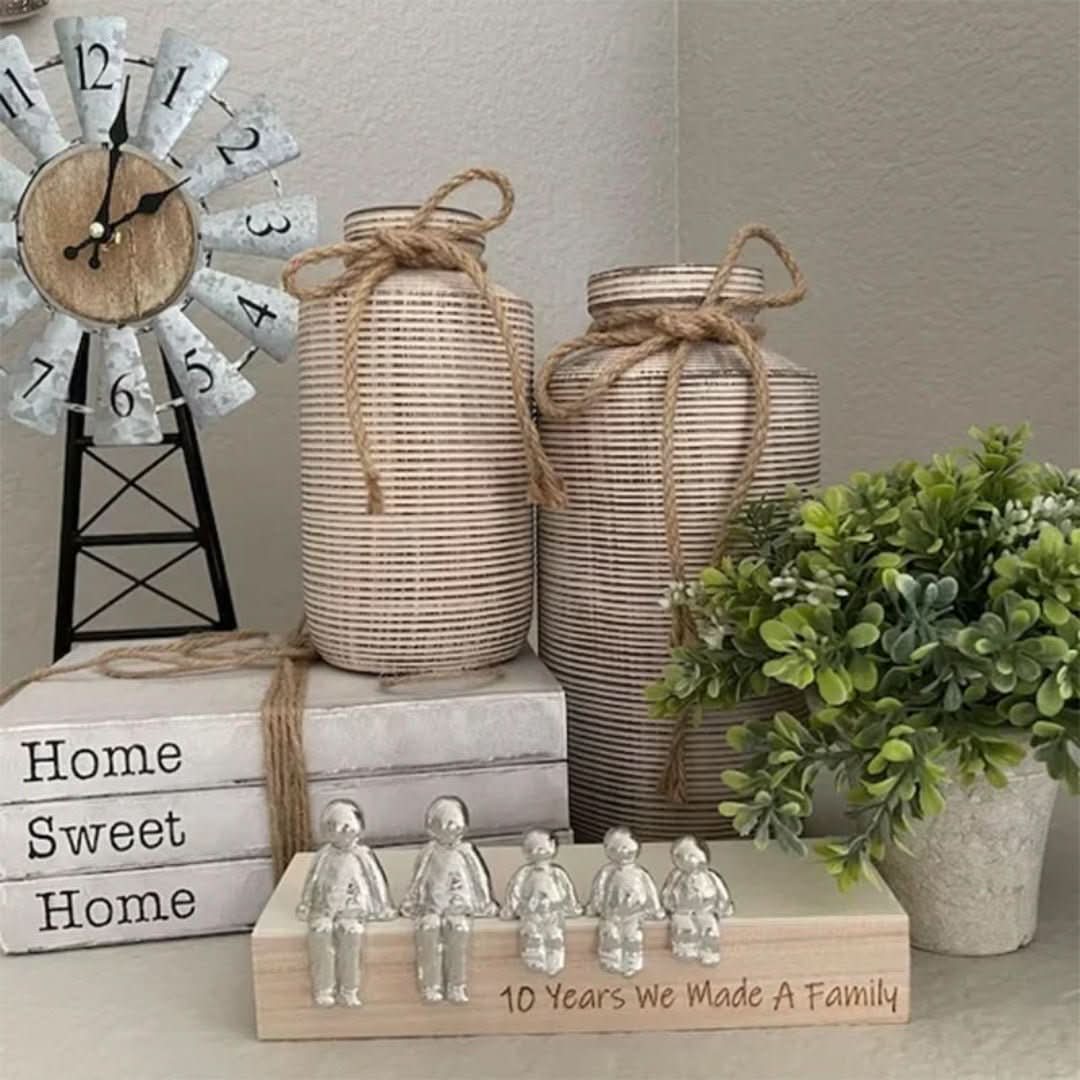 Hars sculptuur met abstracte familiegroep, een modern en betekenisvol geschenk.