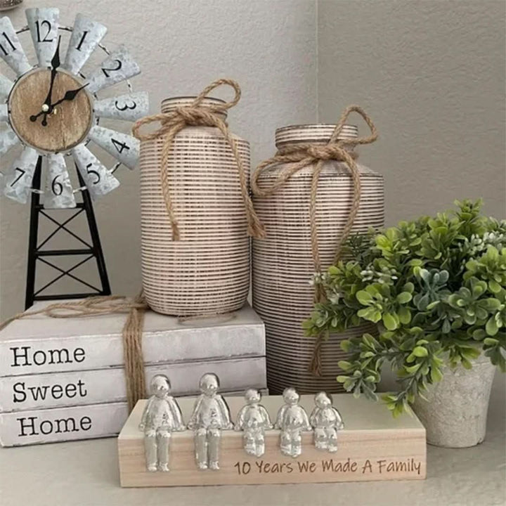 Hars sculptuur met abstracte familiegroep, een modern en betekenisvol geschenk.