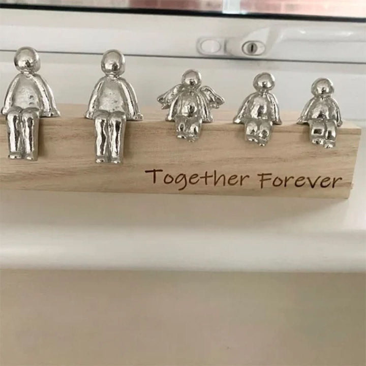 Decoratief familiebeeldje van hars, symboliseert liefde en verbinding. Mooi aandenken.