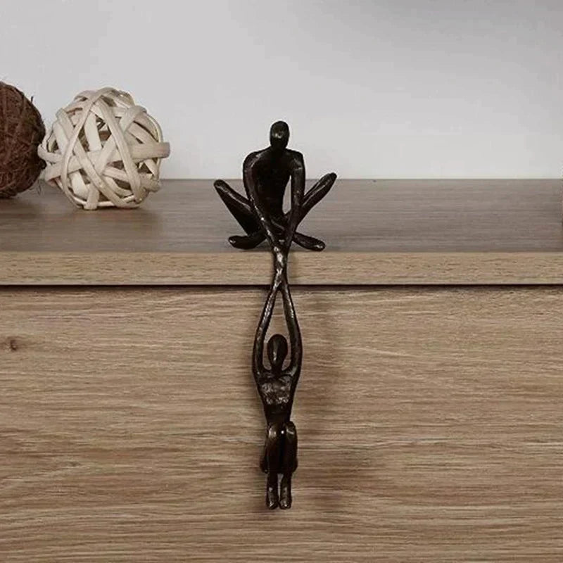 Abstract hars beeldje, modern design, verbeeldt liefde en kracht. Perfecte interieur kunst.