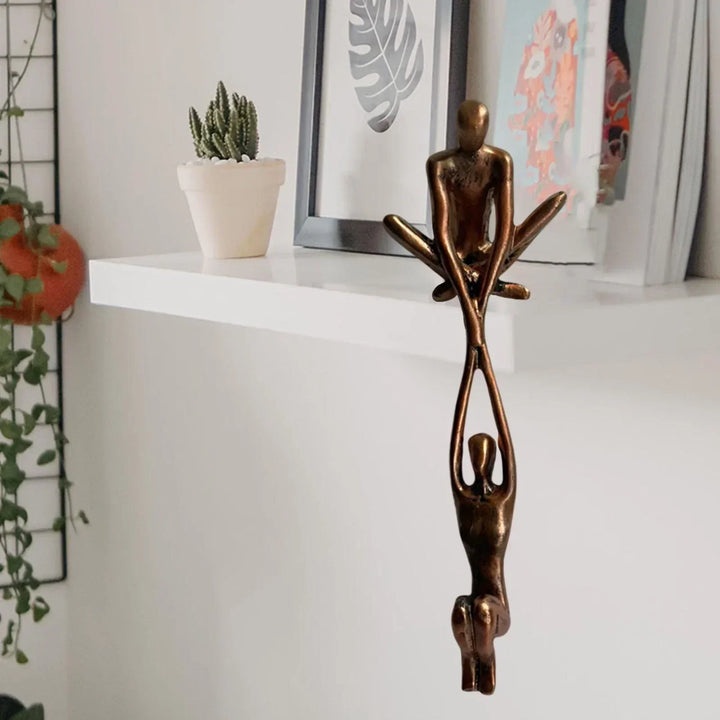 Elegante hars sculptuur, een geschenk van liefde en kracht, perfecte woondecoratie.