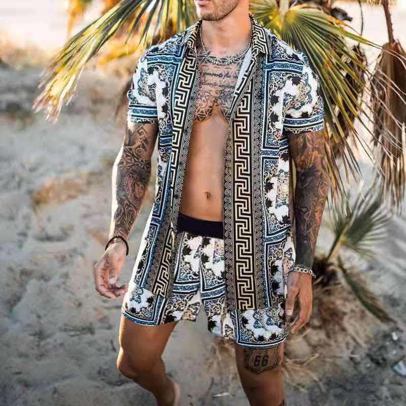 Hawaiiaanse kledingset voor heren met lichtblauw hemd en donkerblauwe korte broek, ideaal voor de zomer.
