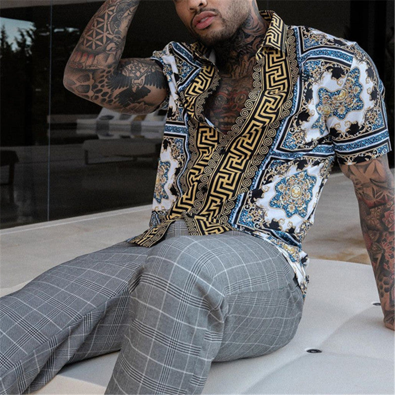 Comfortabele Hawaiiaanse zomeroutfit voor heren, inclusief hemd en korte broek, perfect voor vakantie.