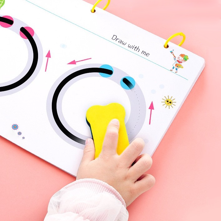 Speels leren met educatief schrijfboek voor kleuters. Herbruikbaar hulpmiddel voor letters, cijfers, vormen.