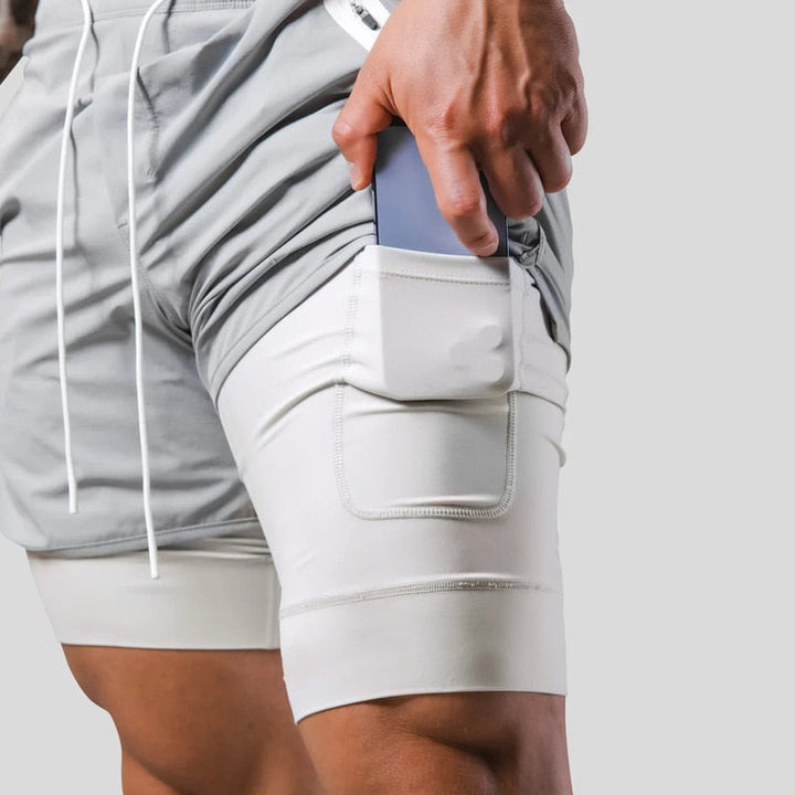Model draagt heren 2-in-1 sportbroek Mauro tijdens hardlopen, toont pasvorm en stijl.