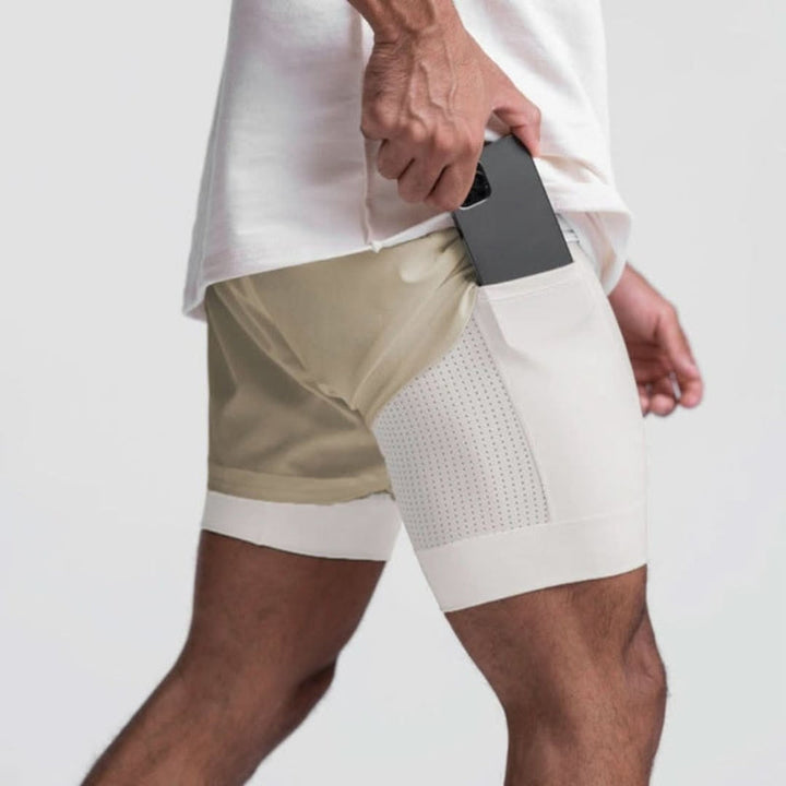 Detail van de ademende stof van de heren 2-in-1 sportshorts. Comfort en ventilatie gegarandeerd.