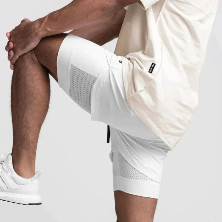 Heren 2-in-1 running shorts in actie. Biedt bewegingsvrijheid en vochtregulatie voor hardlopers.