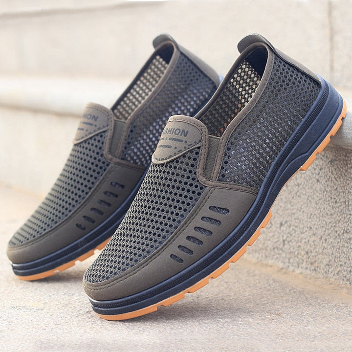 Detailfoto van de ademende mesh stof op deze comfortabele heren sneakers, ideaal voor warme dagen.