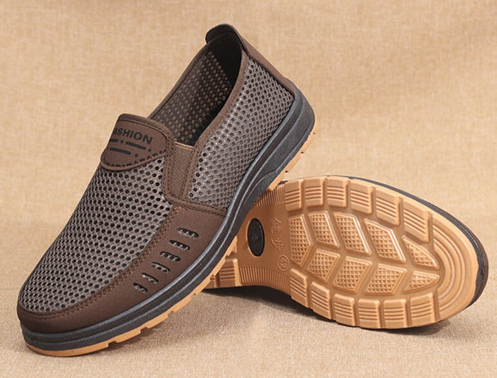 Actieve man draagt comfortabele heren ademende mesh sneakers tijdens een zomerse wandeling.