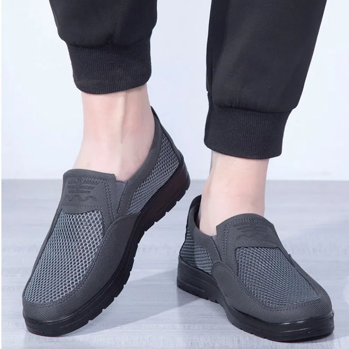 Stijlvolle heren sneakers, ademend en perfect voor zomerse vrijetijdsactiviteiten.