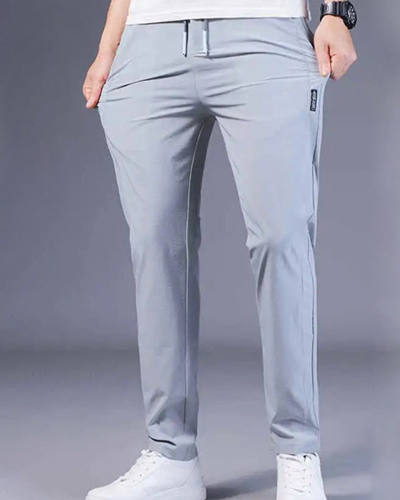 Vooraanzicht van een sneldrogende AeroFlex herenbroek met stretch. Comfortabel en stijlvol design.