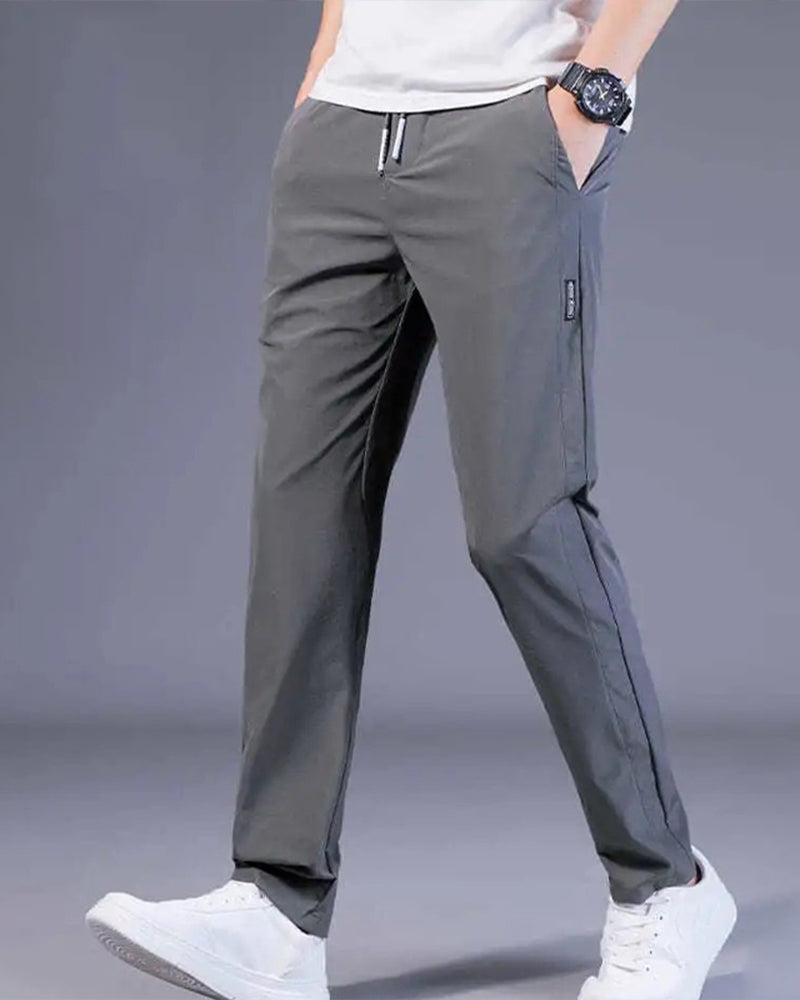 Achteraanzicht van flexibele sneldrogende heren stretchbroek, modern en met optimaal draagcomfort.