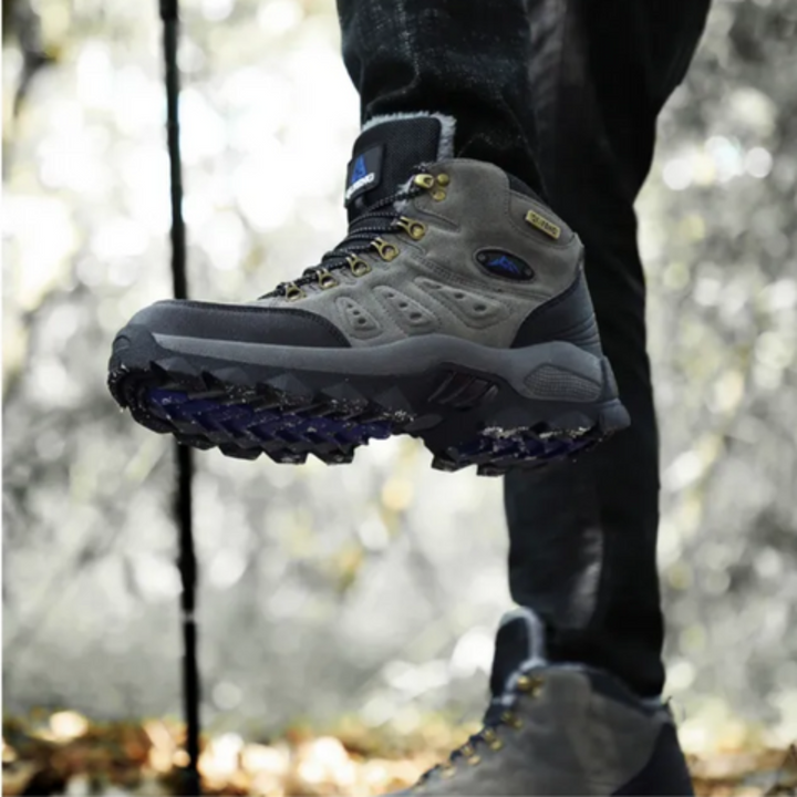 Heren all-terrain wandelschoenen in actie, waterafstotend en antislip voor modderige outdoor paden.