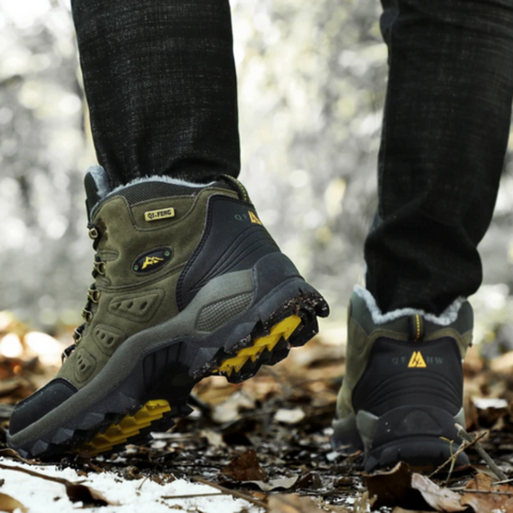 Twee heren all-terrain wandelschoenen, klaar voor outdoor avonturen, waterafstotend en robuust ontwerp.