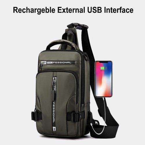 Heren anti-diefstal tas op een stadsachtergrond. Perfecte reisaccessoire voor de moderne man.