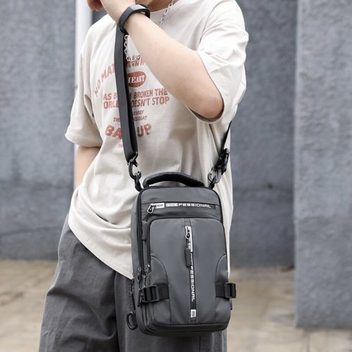 Stijlvolle heren schoudertas, modern design en praktisch. Een must-have accessoire voor mannen mode.