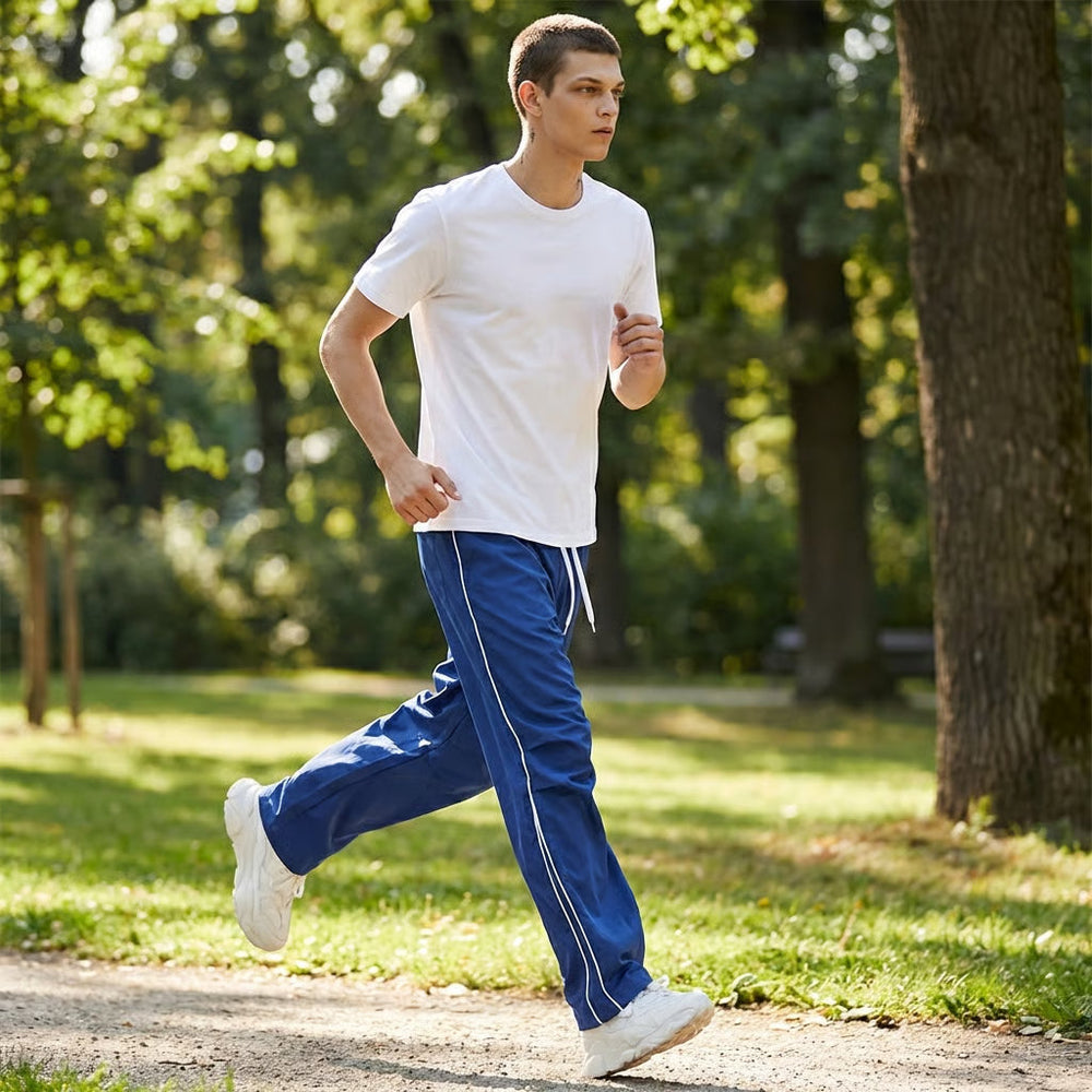Stijlvolle heren jogger broek AM1 met zijstreep, perfect voor een casual of sportieve look.