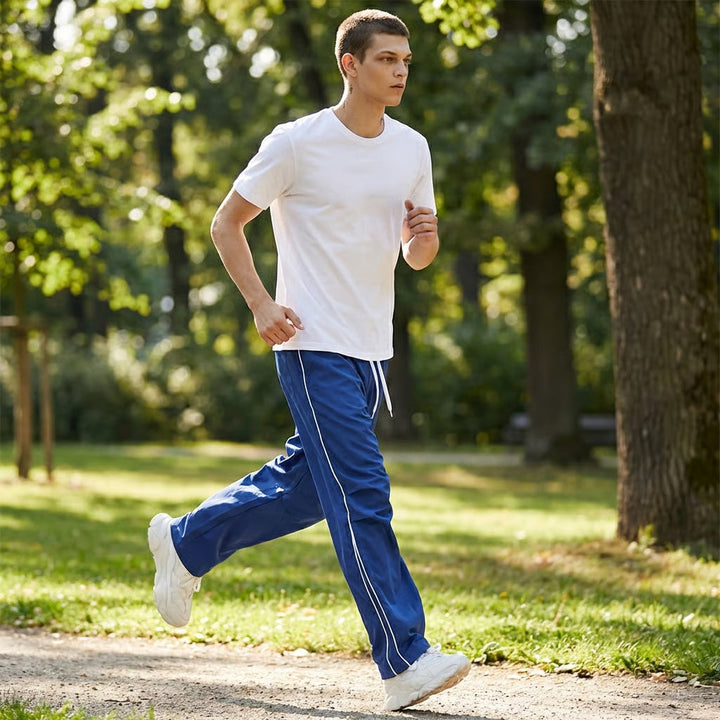 Stijlvolle heren jogger broek AM1 met zijstreep, perfect voor een casual of sportieve look.