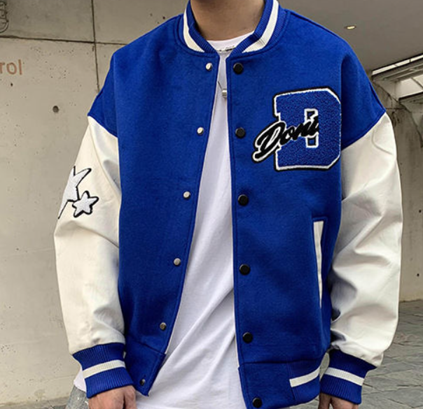 Blauw heren baseballjack met witte mouwen, American Style college jack, perfect voor casual mode.