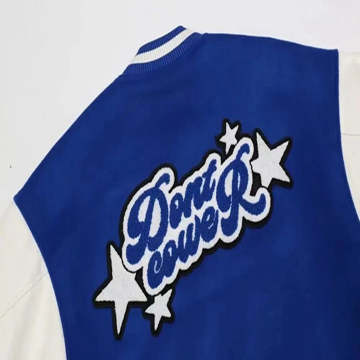 Stoer rood heren baseballjack, American Style, met contrasterende mouwen, ideaal voor streetwear.