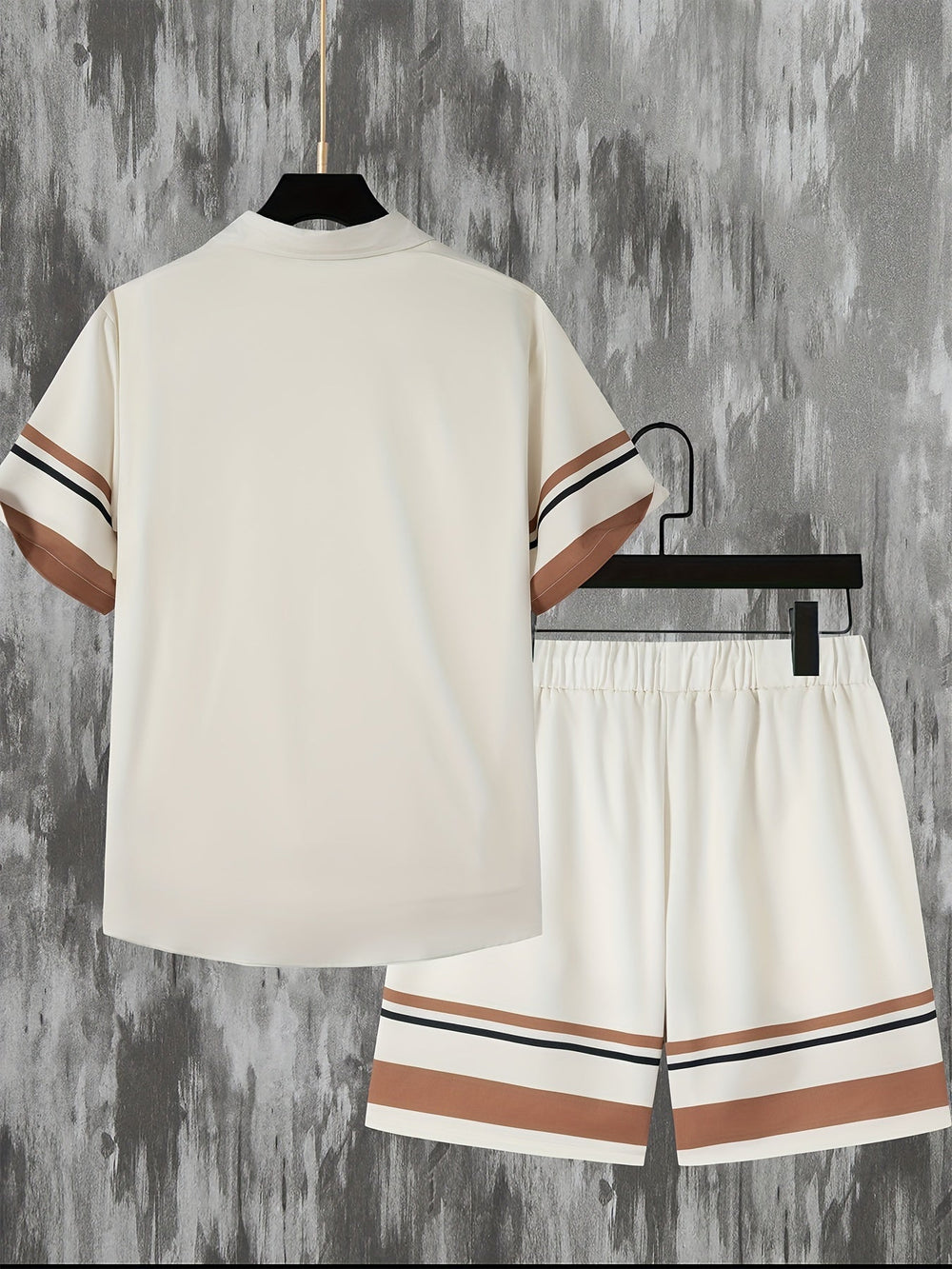 Stijlvolle gestreepte heren shortset in beige voor zomer. Perfecte tweedelige strandmode set met shirt en shorts.