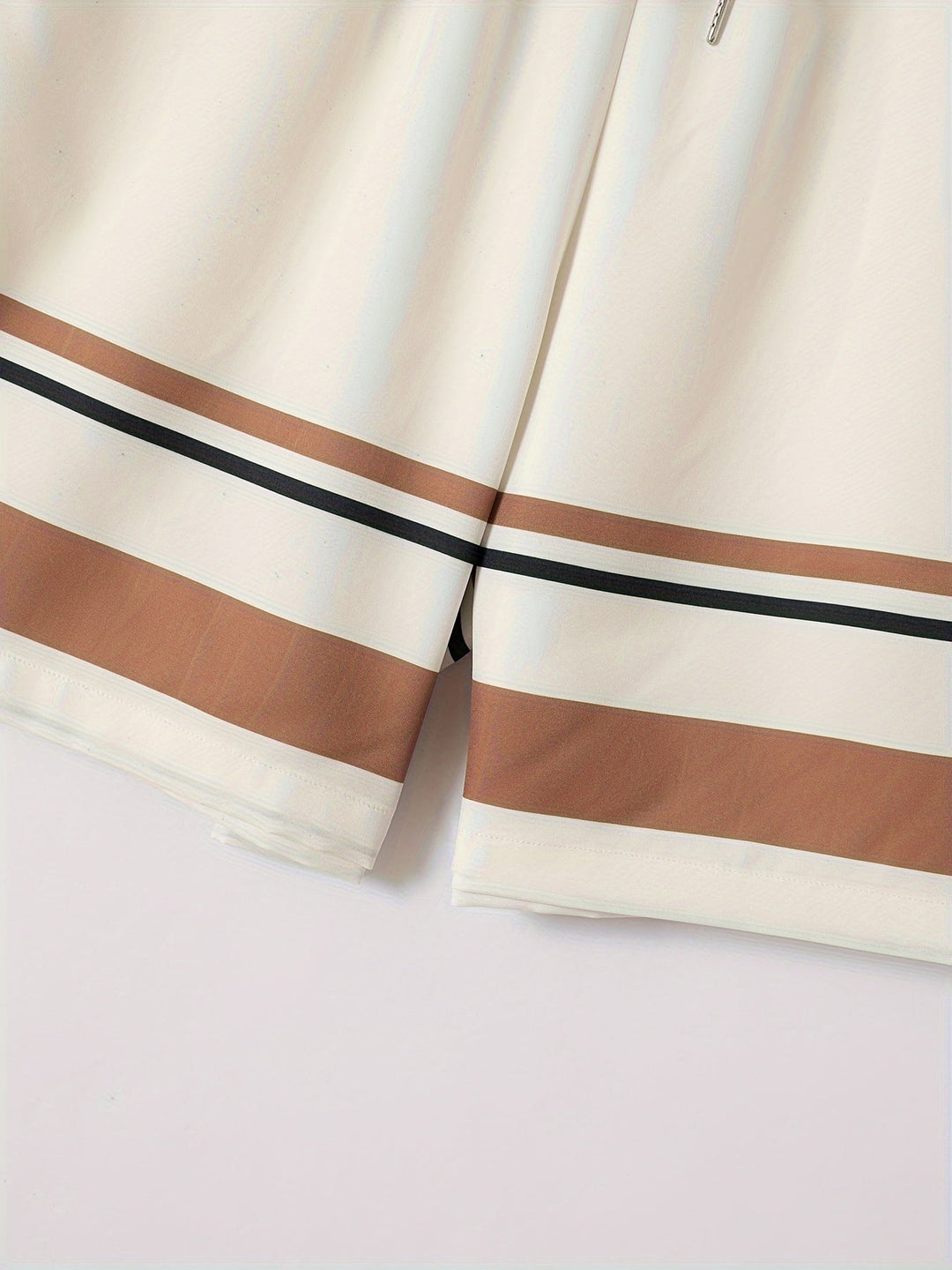 Beige gestreepte heren zomer set met comfortabel kortemouwshirt en shorts. Ideaal voor casual vrijetijdskleding.