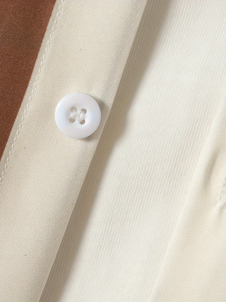 Moderne beige gestreepte herenset, tweedelig, met korte mouwen en shorts. Geschikt als casual zomer- en strandkleding.