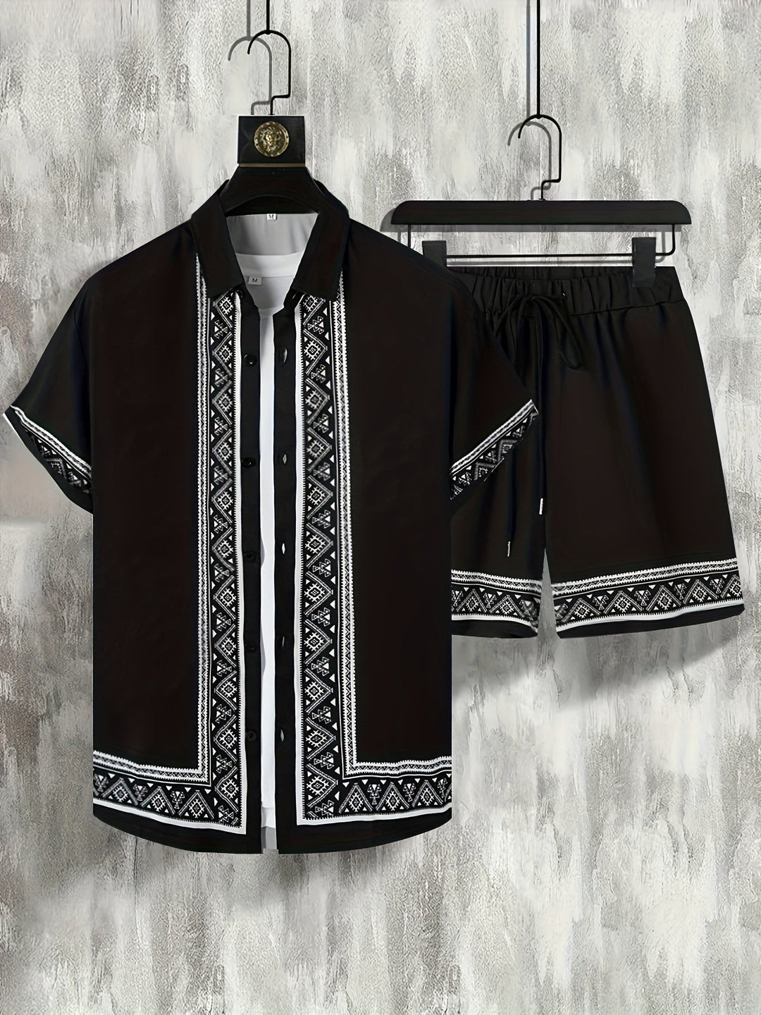 Ontspannen heren zomerkleding: boho shirt met korte broek, perfect voor vakantie.