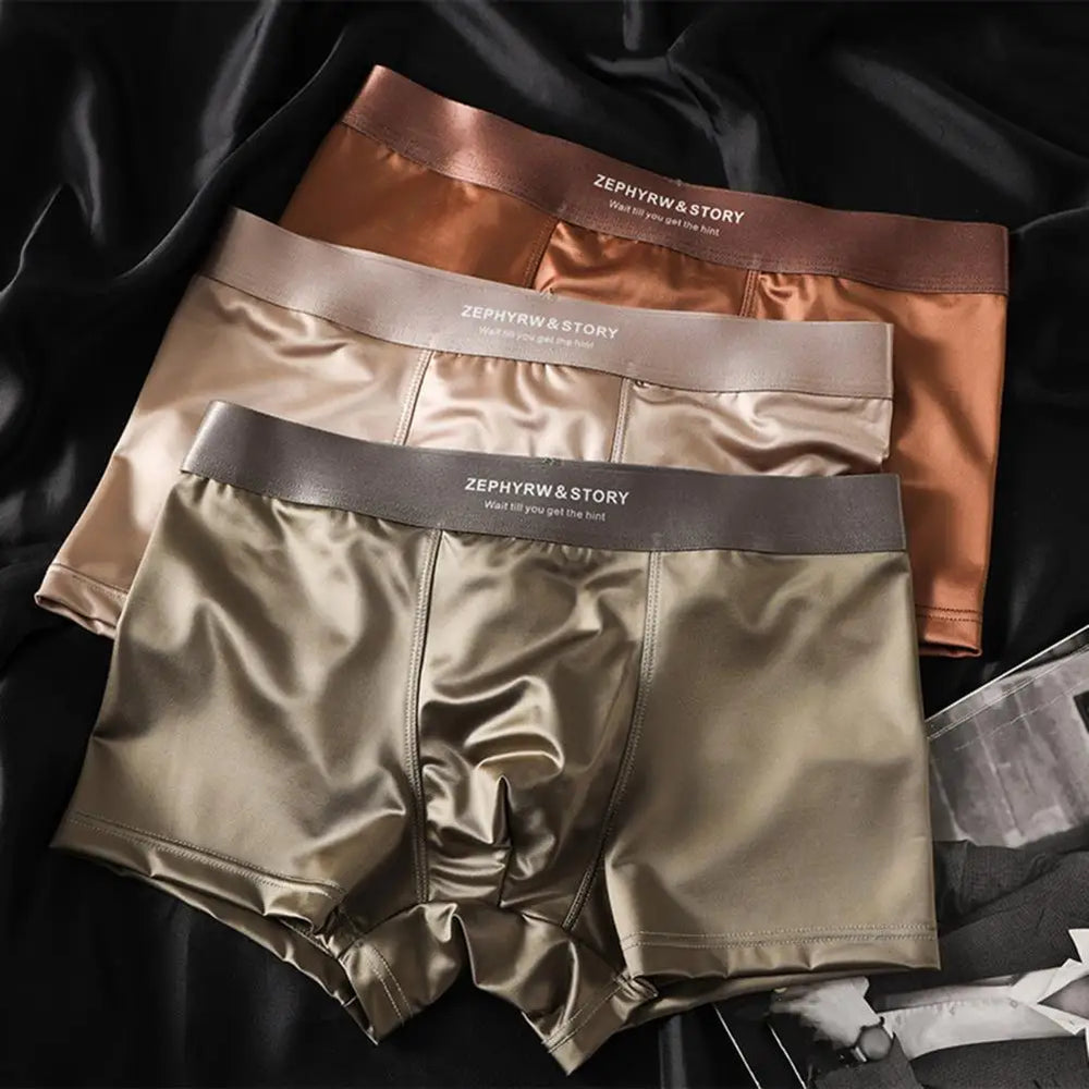 Detailopname van glanzende, naadloze stof van de luxe heren boxershort met ademende sculptuurpasvorm.