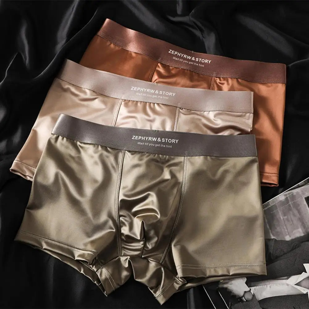 Detailopname van glanzende, naadloze stof van de luxe heren boxershort met ademende sculptuurpasvorm.